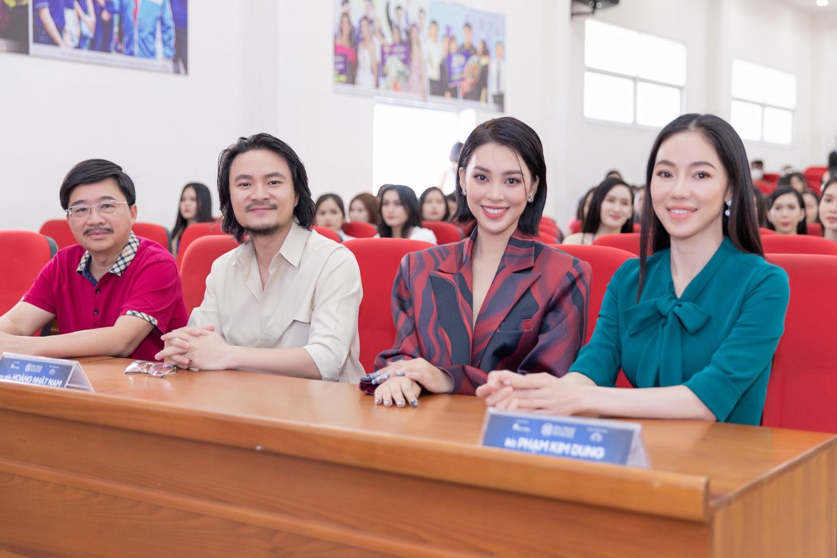 Dàn giám khảo của vòng sơ khảo có bà Phạm Kim Dung, nhà thơ Trần Hữu Việt, đạo diễn Hoàng Nhật Nam, Hoa hậu Hà Kiều Anh, Tiểu Vy, Lương Thùy Linh.