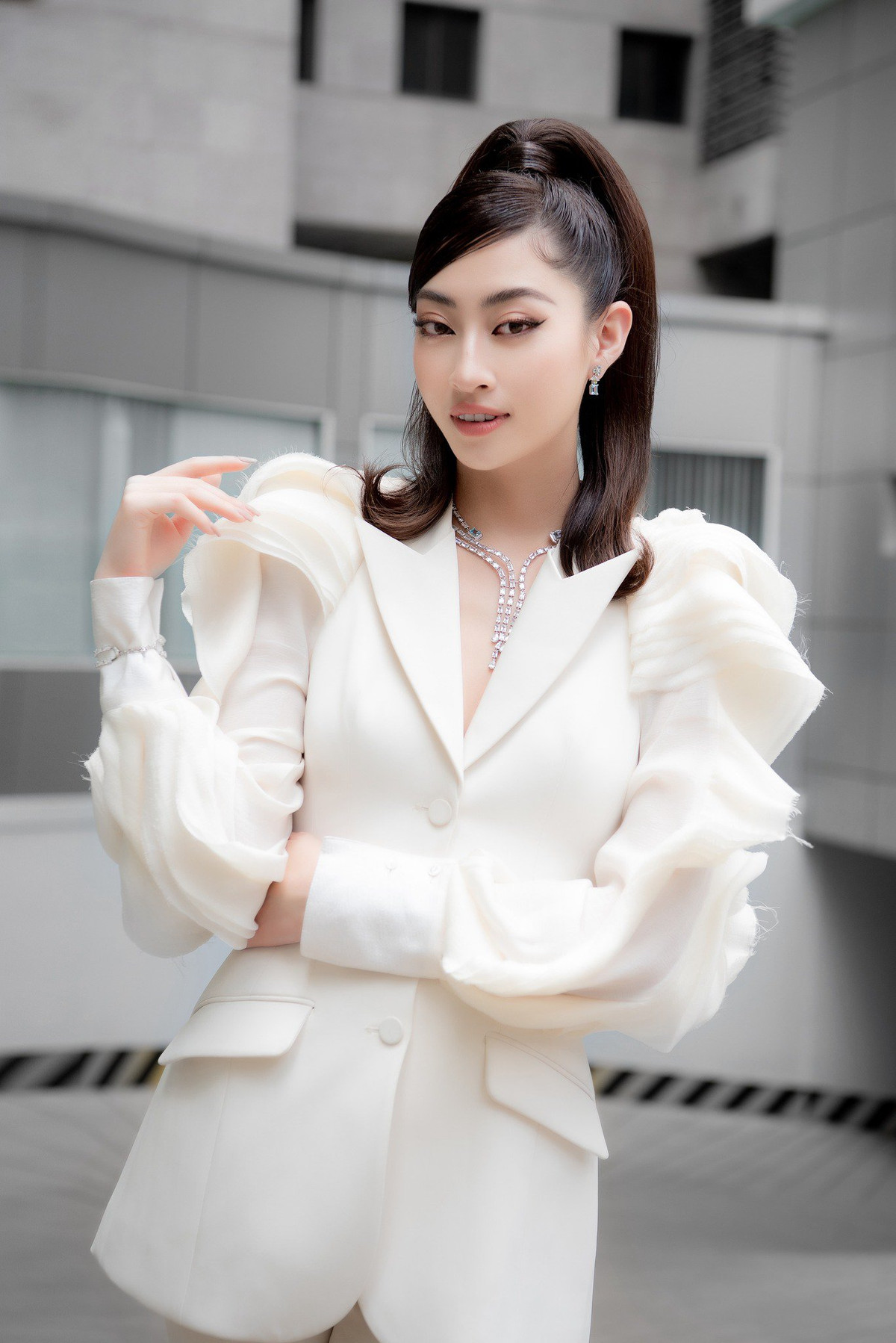 Lương Thùy Linh là Miss World Vietnam mùa đầu tiên (2019). Cô và Tiểu Vy cũng là hai giám khảo trẻ nhất cả về tuổi đời lẫn tuổi nghề. 