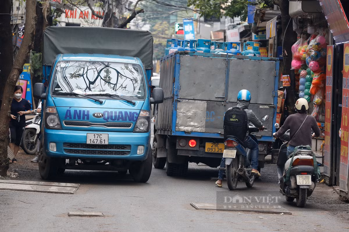 Tuyến phố này cũng thường xuyên ùn tắc bởi các phương tiện giao thông phải di chuyện chậm để né tránh hố ga, nắp cống. 