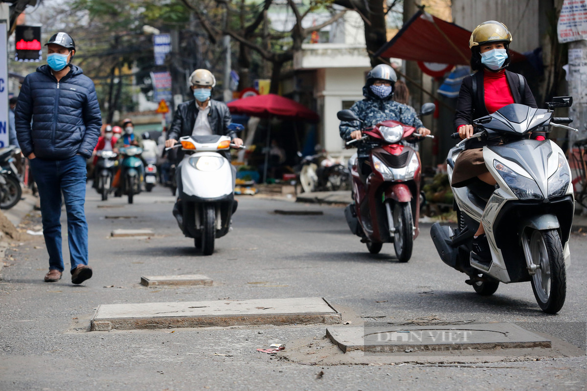 Ghị nhận sáng ngày 7/3 dọc tuyến đường Định Công Hà, Định Công Thượng, mặt đường nơi đây chằng chịt hàng trăm nắp cống, hố ga nhô cao, đan xen như ma trận, gây mất mỹ quan đô thị và ảnh hưởng nghiêm trọng đến việc di chuyển của người dân. 