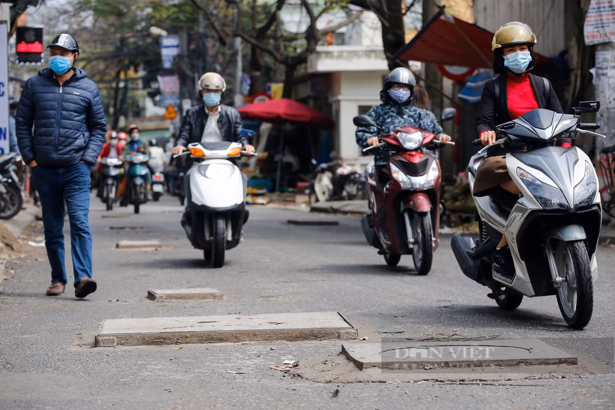 Ghị nhận sáng ngày 7/3 dọc tuyến đường Định Công Hà, Định Công Thượng, mặt đường nơi đây chằng chịt hàng trăm nắp cống, hố ga nhô cao, đan xen như ma trận, gây mất mỹ quan đô thị và ảnh hưởng nghiêm trọng đến việc di chuyển của người dân. 