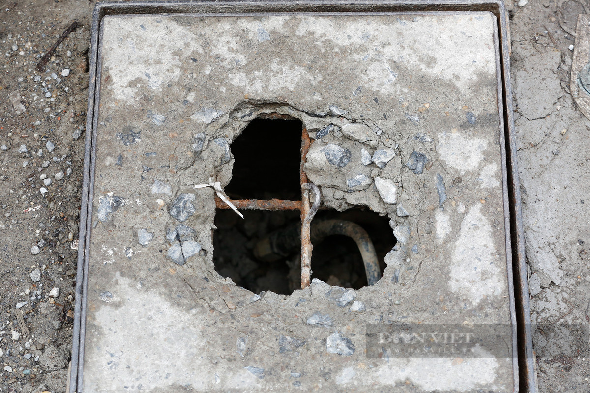 Đáng chú ý, một số hố ga, nắp cống bị vỡ nhưng không được che chắn, cảnh báo, tiềm ẩn nguy cơ tai nạn cho các phương tiện lưu thông qua đây, đặc biệt là xe máy, xe đạp. 