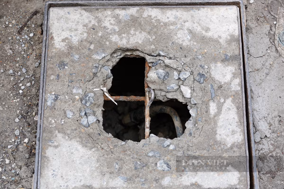 Đáng chú ý, một số hố ga, nắp cống bị vỡ nhưng không được che chắn, cảnh báo, tiềm ẩn nguy cơ tai nạn cho các phương tiện lưu thông qua đây, đặc biệt là xe máy, xe đạp. 