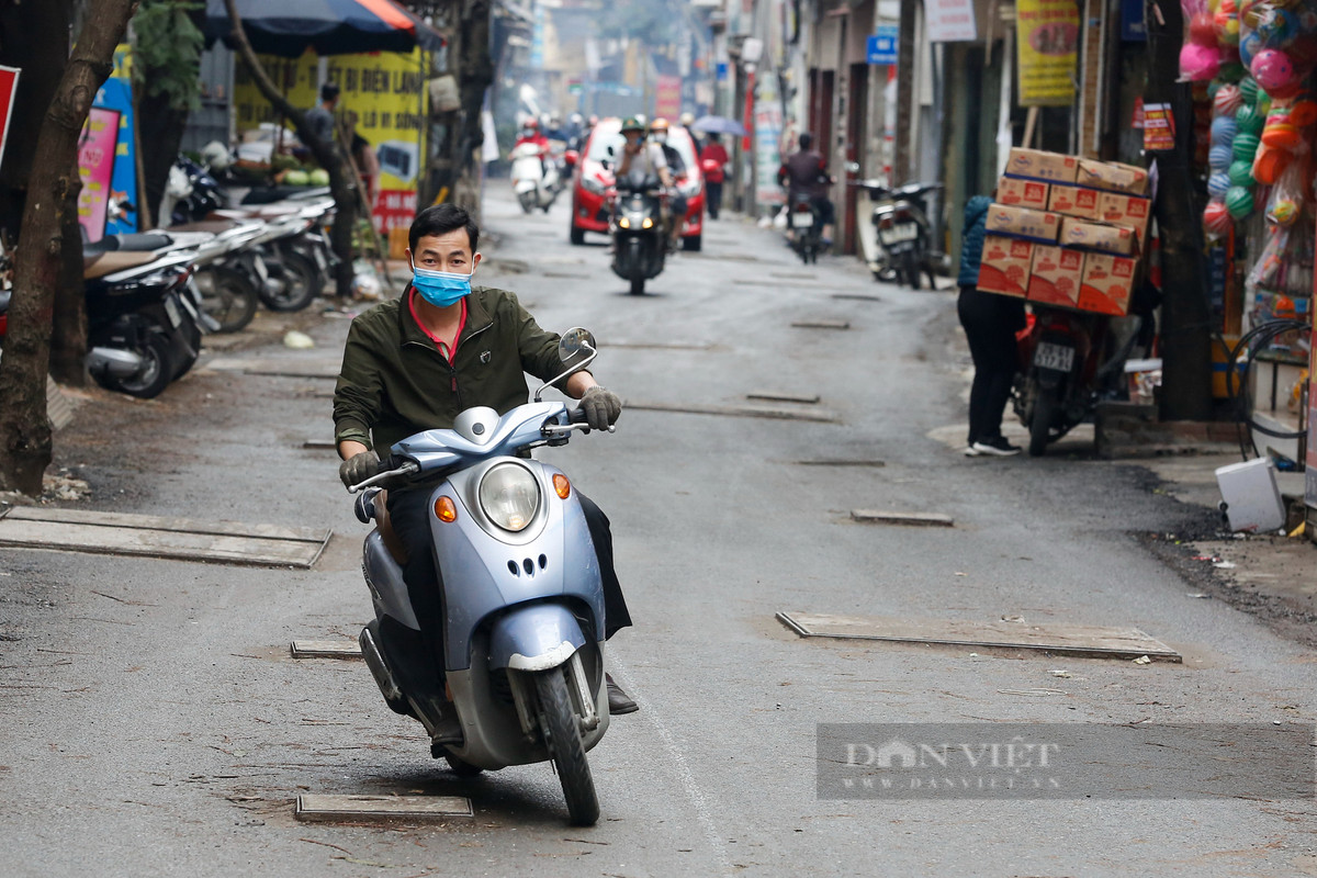Người đi xe máy thường xuyên phải "đánh võng" trên đường. 
