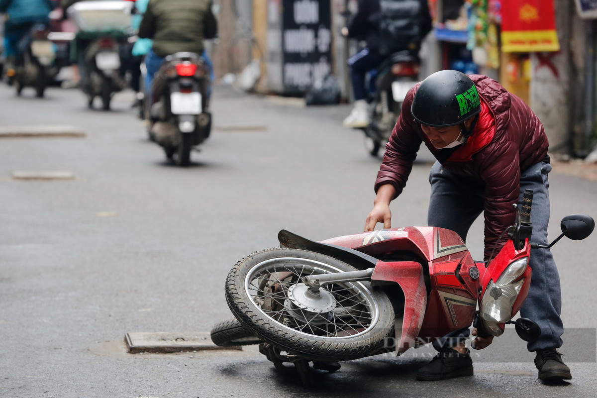 Chỉ cần không chú ý quan sát, người đi đường rất dễ gặp tại nạn. 
