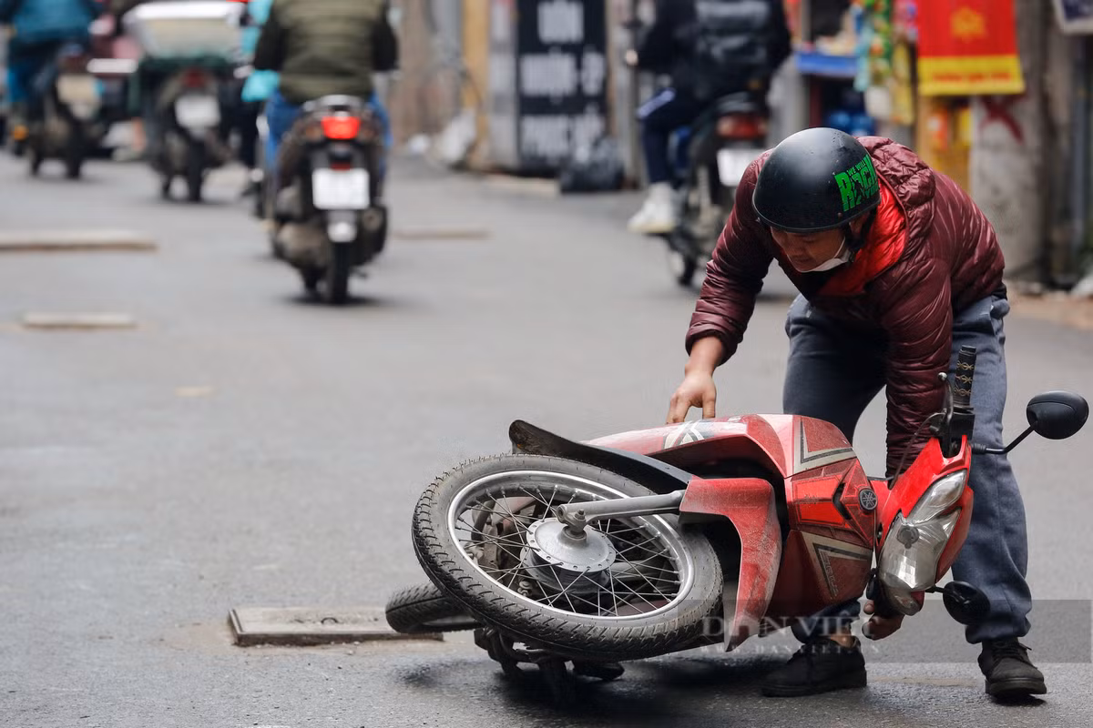 Chỉ cần không chú ý quan sát, người đi đường rất dễ gặp tại nạn. 