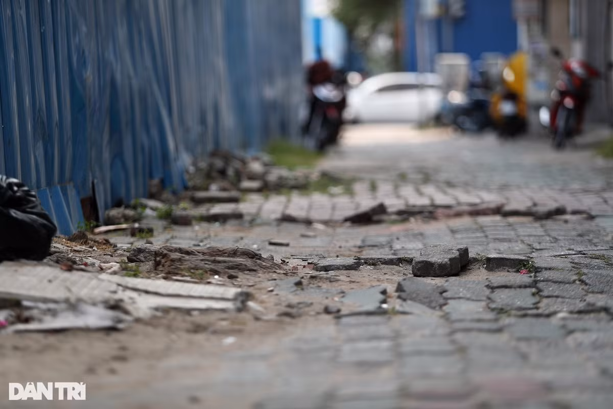 Mặt đường hư hỏng nặng, phương tiện ít qua lại hơn, nhiều cửa hàng khu vực này buộc phải trả mặt bằng vì buôn bán ế ẩm, không chịu nổi phí thuê. 