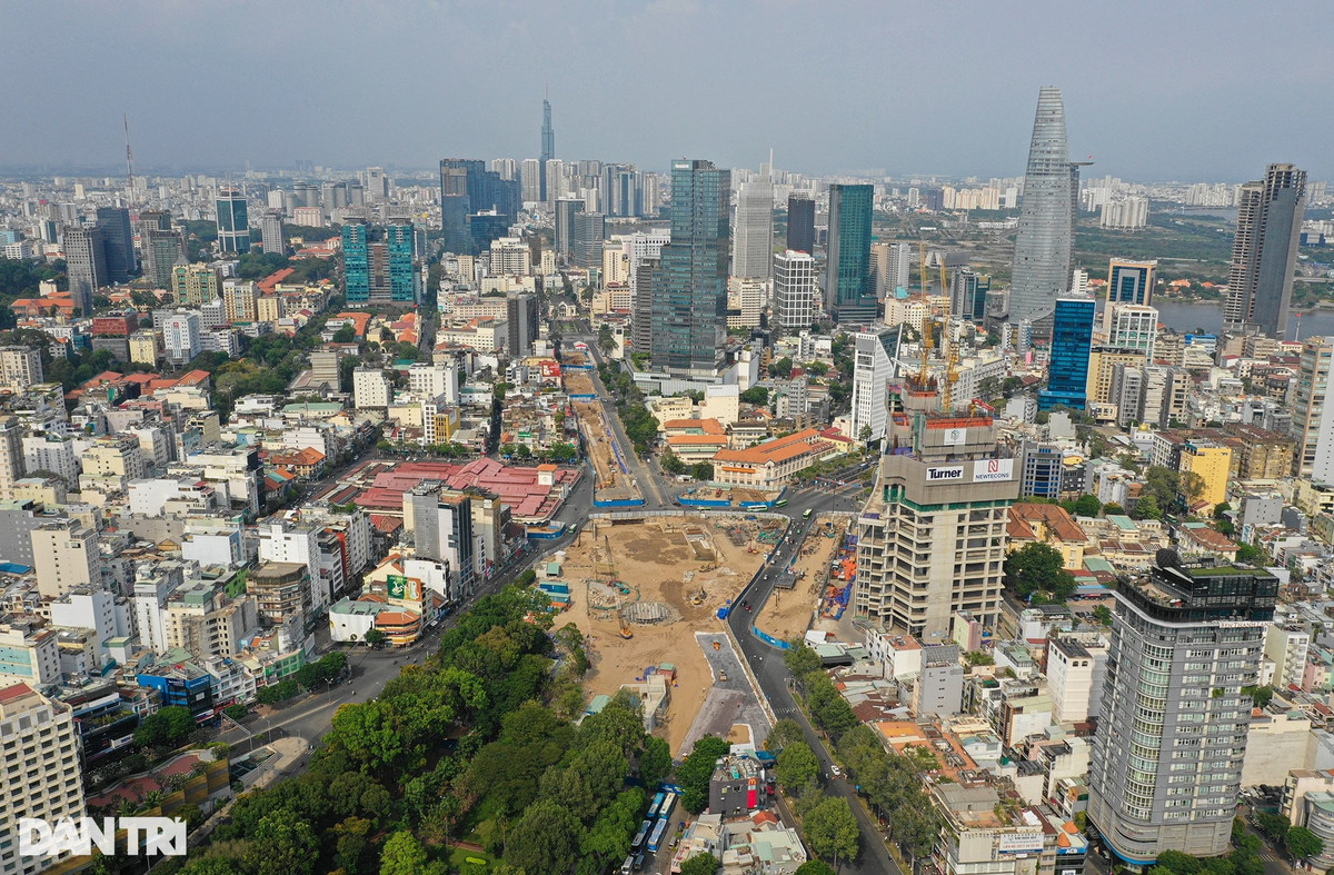 Ga metro Bến Thành được khởi công năm 2016. Để phục vụ thi công nhà ga, đường Lê Lợi đoạn qua chợ Bến Thành - khu vực sầm uất ở trung tâm Sài Gòn, bị rào chắn, "bít cửa" hàng trăm hộ kinh doanh. Sau khi mặt bằng tuyến đường này được hoàn trả, thiết kế lại cảnh quan sẽ giúp khu vực thông thoáng, thuận lợi buôn bán, phát triển dịch vụ.