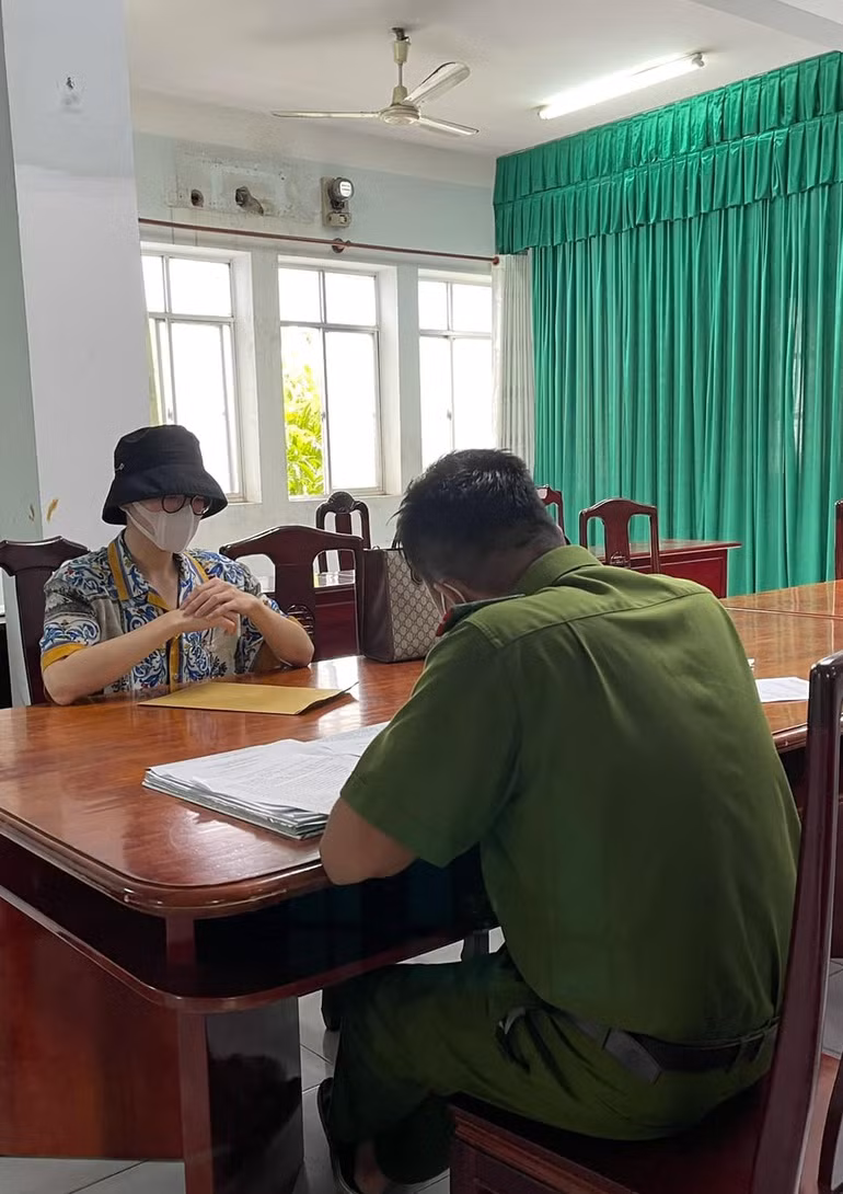 Ca si Duc Phuc bi lua dao chiem doat 32 trieu dong bang thu doan tinh vi-Hinh-4