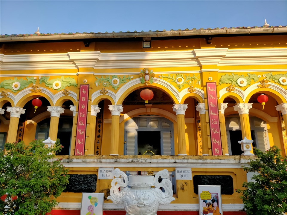 Các vòm cửa sổ to tròn, nhiều hoa văn là nét đặc trưng khi đến tham quan chùa Nam Nhã nói riêng và kiến trúc Pháp nói chung. Thầy Thiện Đức trông coi khuôn viên chùa cho biết: “Những người thợ thi công Nam Nhã Phật Đường chung với nhóm thợ xây nhà cổ vườn Lan (Bình Thủy, Cần Thơ) và nhà cổ Hoàng Thủy Lê (Đồng Tháp). Dù được xây dựng theo kiến trúc phương Tây, nhưng đối với thờ cúng chùa mang dáng dấp phương Đông”.