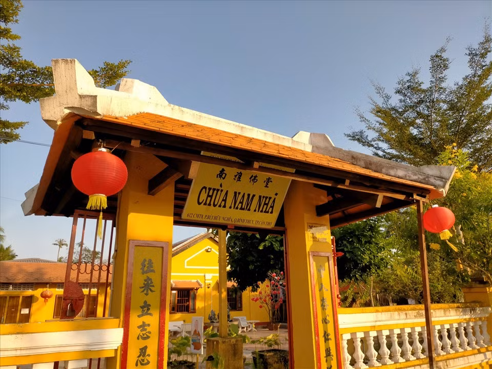 Chùa Nam Nhã có tên đầy đủ là Nam Nhã Phật Đường, tọa lạc ở số 612, đường Cách mạng Tháng Tám, thuộc phường Bùi Hữu Nghĩa, quận Bình Thủy, thành phố Cần Thơ. Trước đây, chùa là một thảo am nhỏ do đại lão sư Nguyễn Đạo Cơ thành lập để bốc thuốc Bắc cho người nghèo.