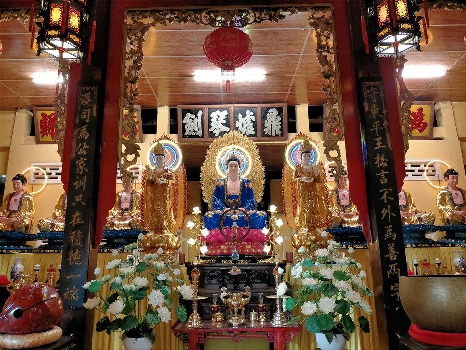 Chánh điện gian giữa là Diệu Trì Bửu Điện, hai bên là hai dãy Đông Lang và Tây Lang. Mỗi ngày, chùa cúng theo tứ thời (4 khóa: tí, ngọ, mão, dậu). Ngoài ra còn các khóa xen giữa của người chuyên tu. 