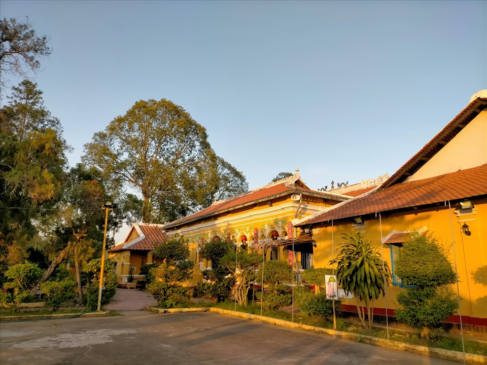 Khuôn viên chùa rộng rãi, thoáng mát với nhiều cây cổ thụ hàng trăm năm tuổi. Chùa mang nét thôn quê, có cổng và mái lợp khá đơn sơ nhưng lại nổi bật với lối kiến trúc Đông - Tây kết hợp.