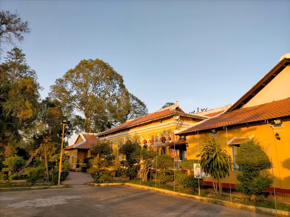 Khuôn viên chùa rộng rãi, thoáng mát với nhiều cây cổ thụ hàng trăm năm tuổi. Chùa mang nét thôn quê, có cổng và mái lợp khá đơn sơ nhưng lại nổi bật với lối kiến trúc Đông - Tây kết hợp.