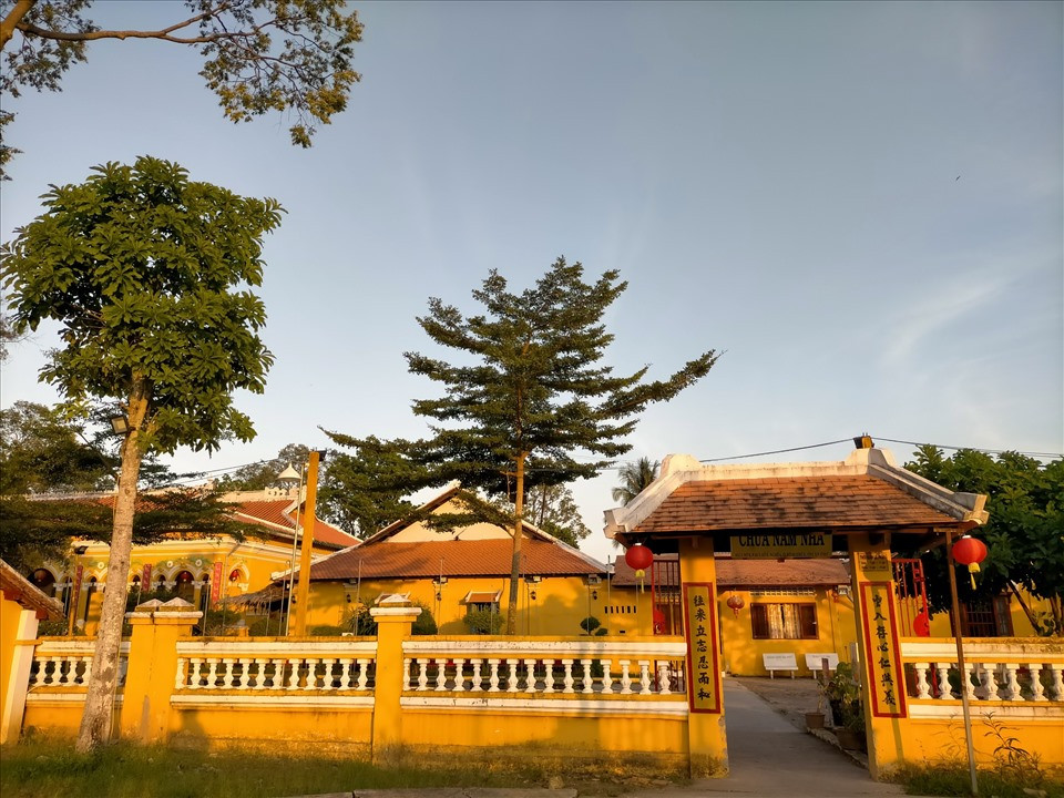 Bao quanh chùa là một khu vườn lớn trải dài ra sông Bình Thủy. Trên thực tế, chùa được hình thành từ năm 1865 chỉ bằng gian nhà mái lá. Mãi đến năm 1917, chùa Nam Nhã mới được xây dựng với kiến trúc Á - Âu kết hợp. 