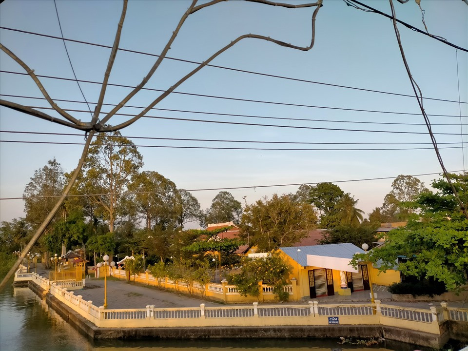 Từ trên cầu Bình Thủy nhìn xuống, chùa Nam Nhã yên tĩnh nép mình bên dòng sông vô cùng thơ mộng.