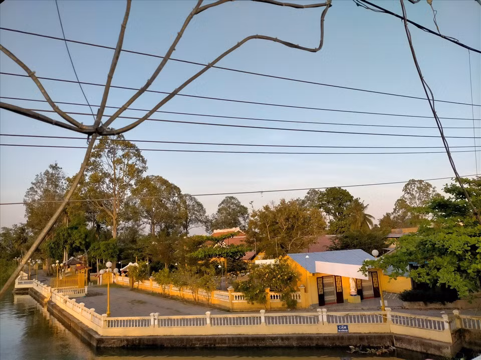 Từ trên cầu Bình Thủy nhìn xuống, chùa Nam Nhã yên tĩnh nép mình bên dòng sông vô cùng thơ mộng.