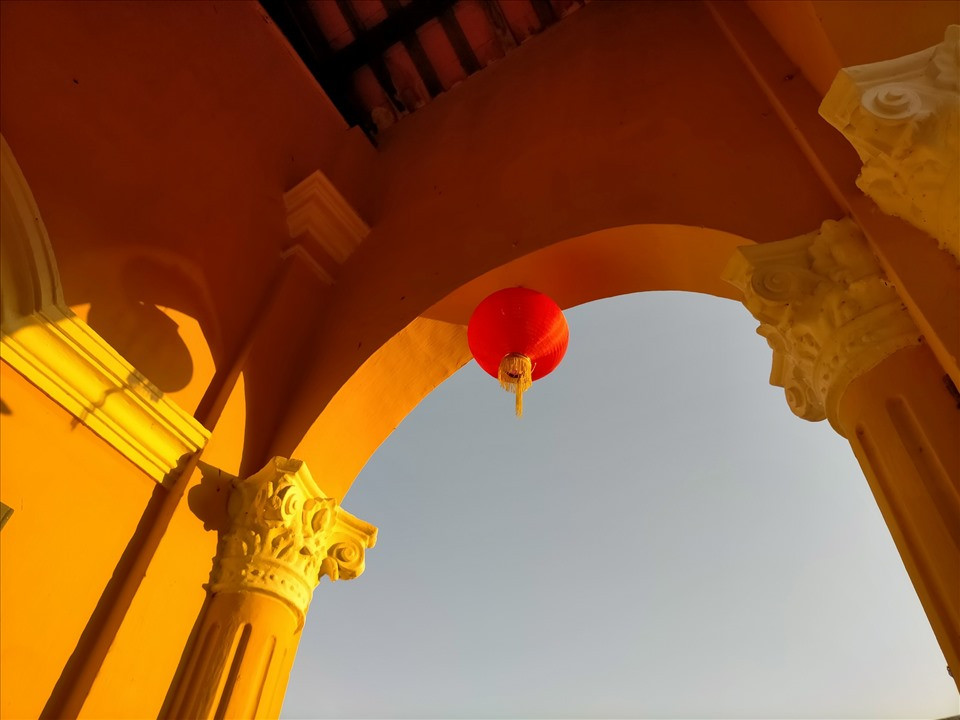 Đèn lồng được treo trên các vòm cửa để nét đẹp kết hợp được hài hòa.