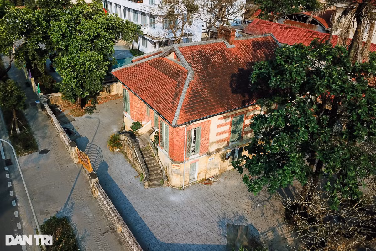 Can canh biet thu Phap co 100 nam tuoi sap duoc “than den” di doi-Hinh-14