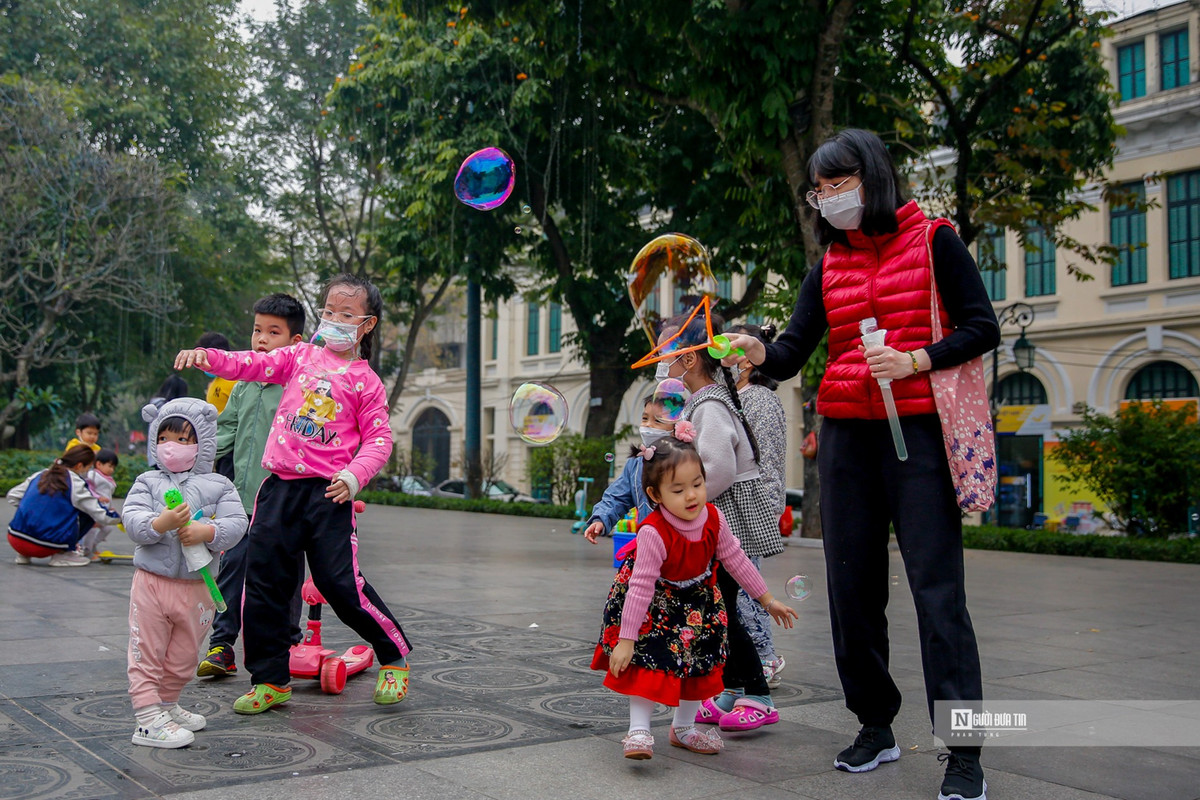 Tại khu vực quanh hồ Hoàn Kiếm lượng du khách đến dạo chơi, ngắm cảnh cũng đông dần lên.