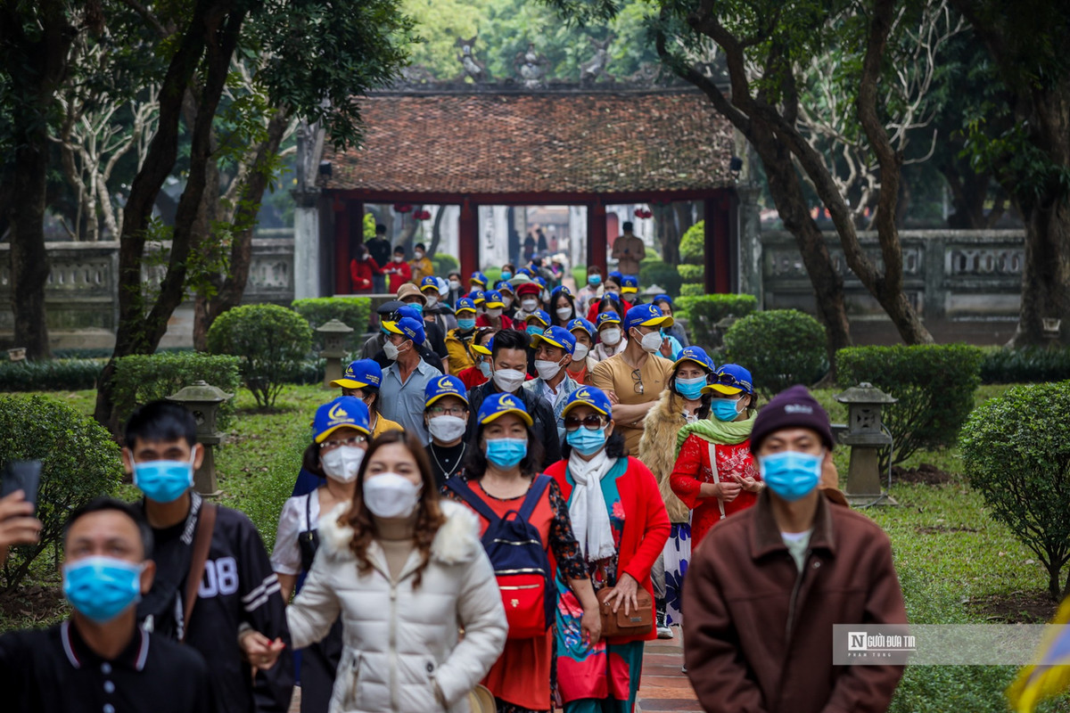 Nhiều đoàn khách du lịch đến khu di tích. 