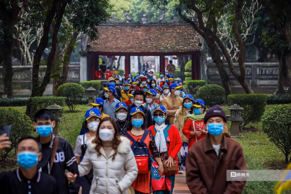 Nhiều đoàn khách du lịch đến khu di tích. 
