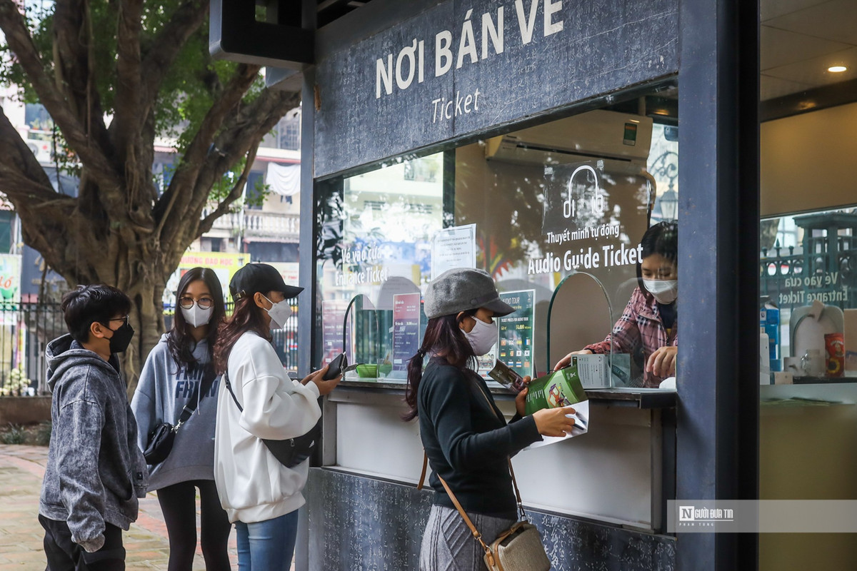 So với những ngày đầu mở cửa lại thì hiện nay, lượng du khách đổ về các di tích ở Hà Nội đã tăng đáng kể, đặc biệt vào dịp cuối tuần.