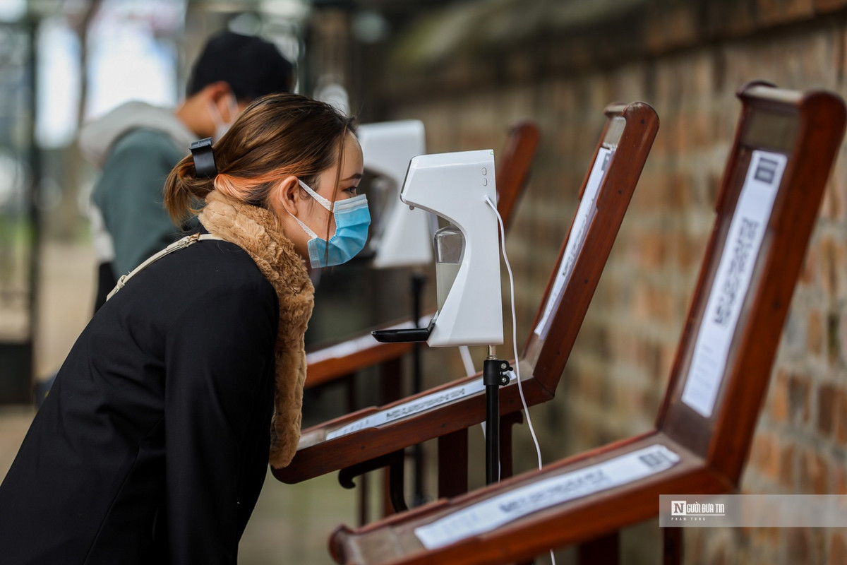 Người dân kiểm tra thân nhiệt, quét mã QR khi vào Văn Miếu – Quốc Tứ Giám.
