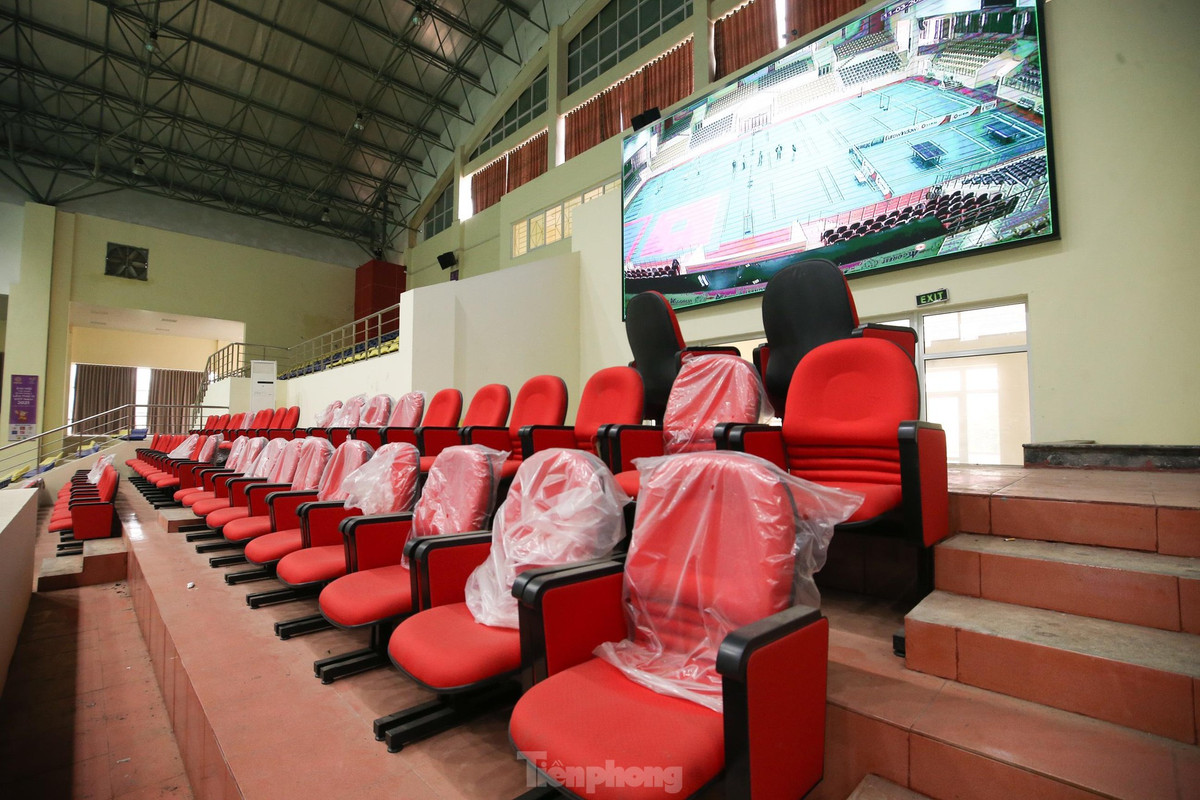 Bên trong nhà thi đấu, các công tác chuẩn bị đã hoàn thiện về cơ sở vật chất như các phòng chức năng, khán đài, mặt sàn Nhà thi đấu, mạng internet đã được lắp đặt... Hàng ghế khán đài VIP được lắp mới hoàn toàn để phục vụ khách mời, đại biểu quan trọng tới dự Đại hội.