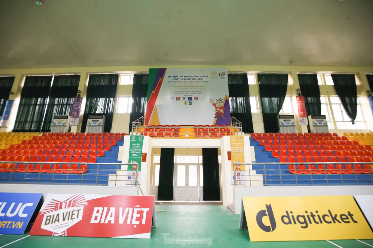 Công tác khử khuẩn khu vực của nhà thi đấu diễn ra thường xuyên để đảm bảo phòng chống dịch COVID-19. 