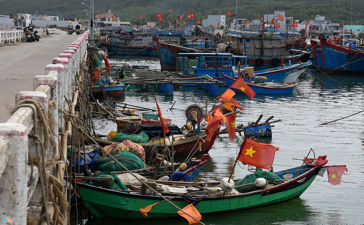 Ngư dân dùng dây thừng buộc vào lan can thành cầu Thạnh Đức để neo tàu thuyền. Việc này càng khiến công trình liên tục bị tác động mạnh, làm quá trình xuống cấp trầm trọng hơn.