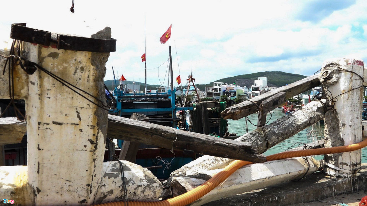 Nhiều đoạn lan can cầu Thạnh Đức đã vỡ nát. "Chúng tôi phải dùng thanh gỗ buộc tạm vào những đoạn lan can trống", ông Trần Hiền, ngụ phường Phổ Thạnh, nói.