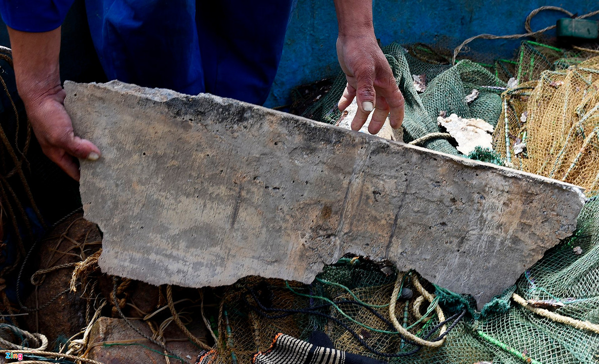 Một mảng bê tông lớn rơi từ dầm cầu xuống thuyền thúng ngư dân ở phường Phổ Thạnh.