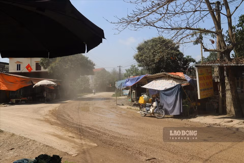 Báo Lao Động nhận được phản ánh về việc tuyến đường dân sinh đoạn nối 2 xóm Đầm Đa và Vai Đào (xã Cao Sơn, huyện Lương Sơn, Hòa Bình) thường xuyên có xe trọng tải lớn đi qua khiến đường bị hư hỏng nặng. Ảnh: Khánh Linh.
