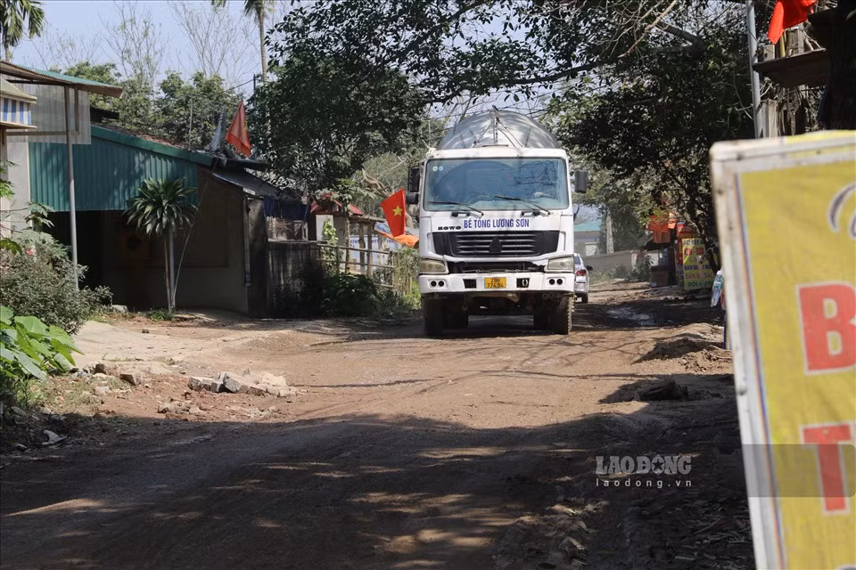 Còn ông Đinh Công Hân - Chủ tịch UBND xã Cao Sơn cho biết: “Về tình trạng xe quá tải địa phương không có thẩm quyền mà chỉ phối hợp với lực lượng cảnh sát giao thông của Công an huyện Lương Sơn để xử lý. Trong các cuộc họp xã cũng đã đề xuất với UBND huyện nhưng đến nay vẫn chưa có phương án xử lý cụ thể“.
