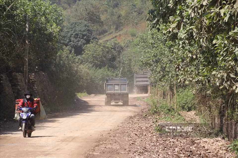 Trực tiếp có mặt tại tuyến đường vào ngày 9.3, ghi nhận của PV mặt đường luôn được phủ bởi một lớp bùn đất. 