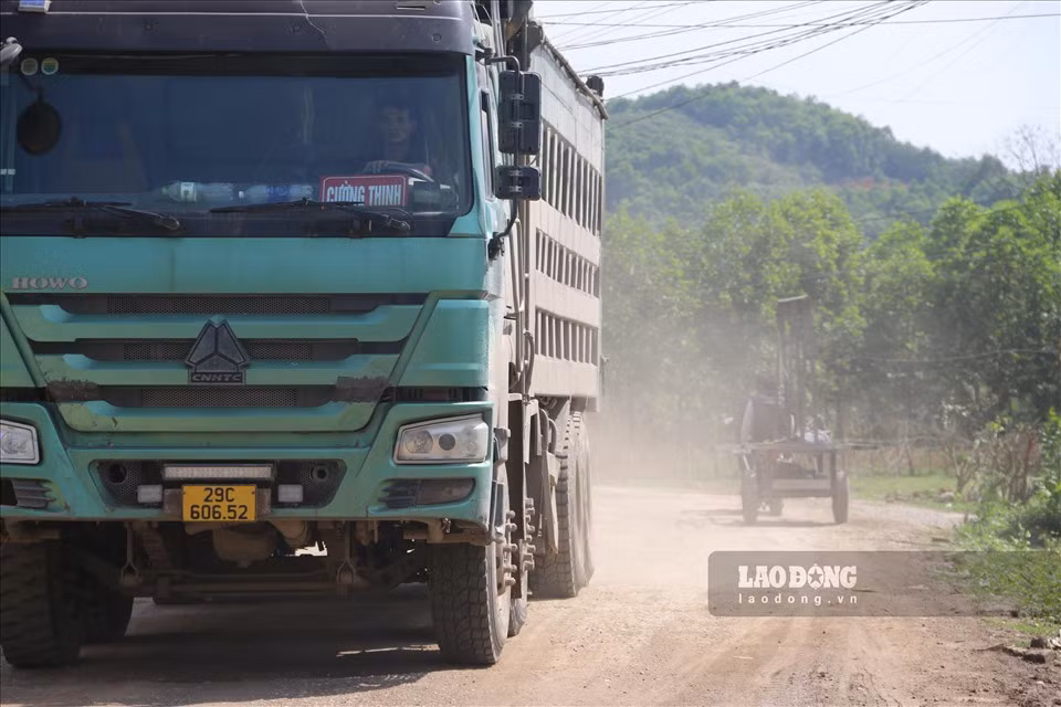 Còn theo anh Bùi Văn Cảnh (xóm Đầm Đa), vất vả nhất là vào mỗi buổi sáng khi công nhân đi làm tại khu công nghiệp Lương Sơn và học sinh đi học. Có những ngày xe gạch dài đến hàng chục mét đi qua đây làm tắc đường không thể qua được.