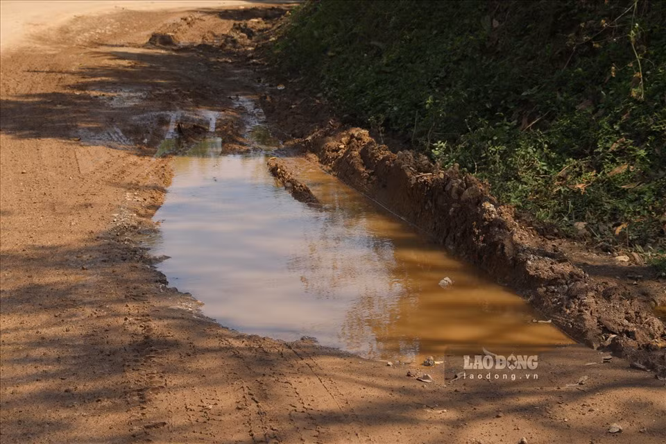 Nhiều chỗ còn tạo thành những vũng nước.