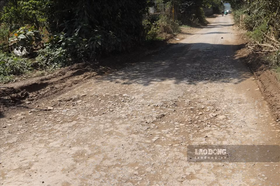 Ông Bùi Minh Châu - Phó Chủ tịch UBND xã Cao Sơn - cho biết: “Đoạn đường này được thi công từ năm 2005 và hoàn thành vào năm 2012 với tổng chiều dài 8km, nối 2 xóm Đầm Đa và Vai Đào, xã Cao Sơn, theo tiêu chuẩn đường liên xã do UBND huyện Lương Sơn làm chủ đầu tư“.