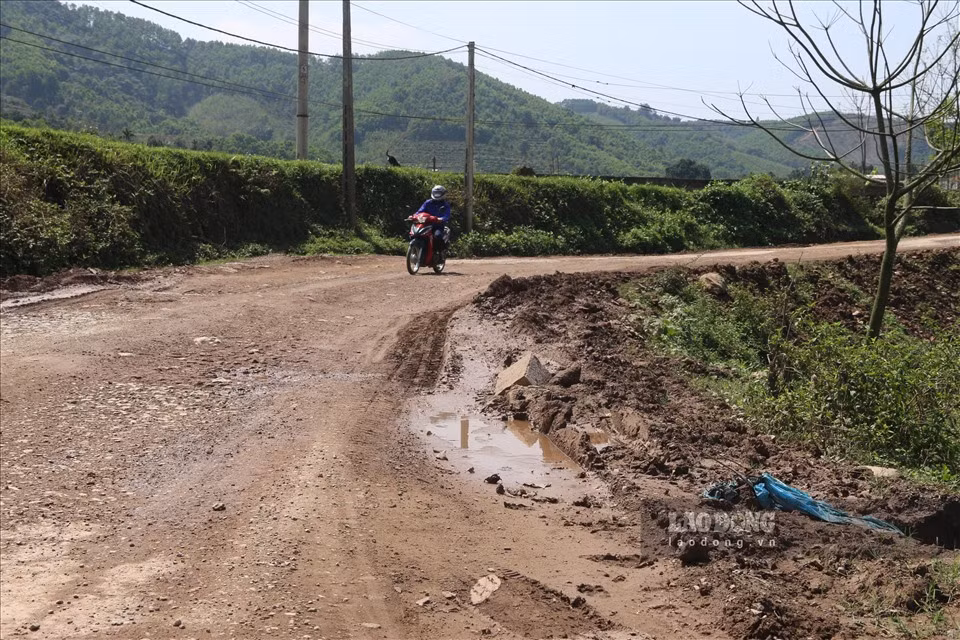 Về nguyên nhân xảy ra tình trạng trên, vị lãnh đạo này nhận định, bên cạnh việc xe tải lớn đi qua thường xuyên thì nguyên nhân còn đến từ việc chất lượng thi công kém và thiết kế đường không phù hợp quy hoạch vùng.