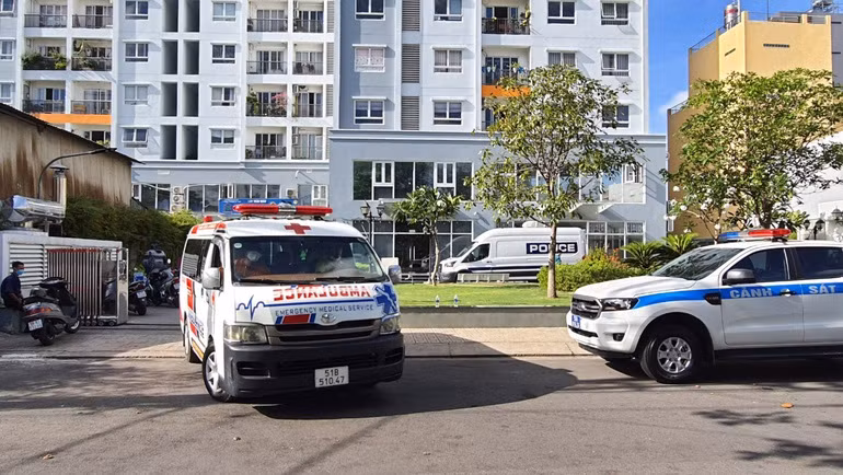 Chung kien 2 me con roi tu tang 10 chung cu o TPHCM