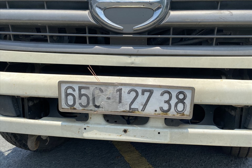 Chiếc xe rác nằm ngang cầu Thủy Lợi.