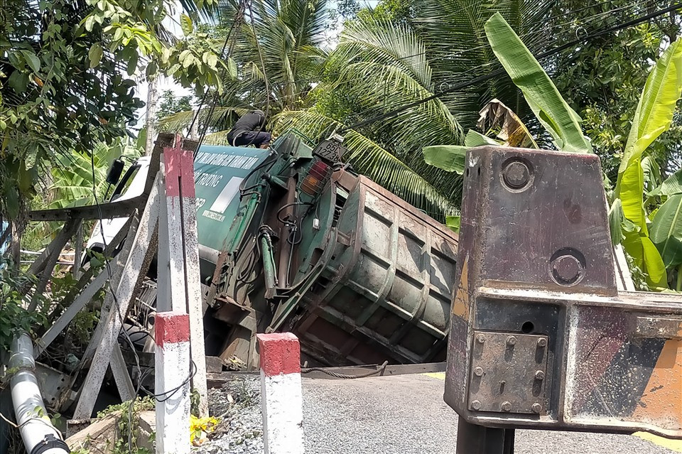 Cầu Thủy Lợi có tải trọng 3,5 tấn, nằm trên tuyến đường từ chợ Trường Long đi vào lộ nông thôn.