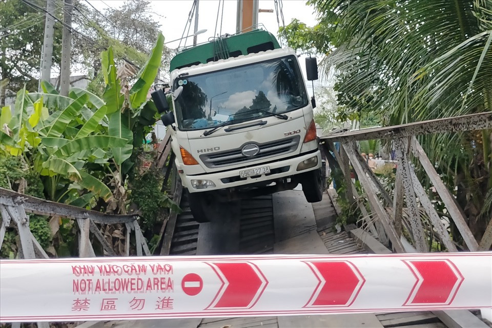 Ông Nguyễn Trung Nghĩa - Chủ tịch UBND huyện Phong Điền (TP.Cần Thơ) cho biết, thông tin ban đầu báo cáo lại, tài xế xe rác đã đi nhầm đường, nên cho xe chạy qua chiếc cầu có tải trọng thấp, từ đó, dẫn đến sự cố. Hiện, huyện đã giao Phòng Kinh tế - Hạ tầng cùng các đơn vị có liên quan xác minh làm rõ vụ việc.