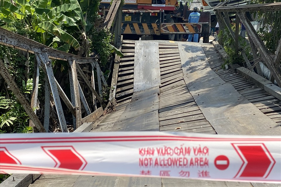 Ông Ngoan cũng thông tin thêm, đến trưa nay, chiếc xe gây tai nạn đã được đưa ra khỏi hiện trường. Hiện tại các đơn vị chức năng đã hướng dẫn phương tiện ô tô, xe gắn máy di chuyển qua tuyến đường Càng Đước - Vàm Bi (vị trí gần cầu bị sập) để lưu thông. Bên cạnh đó, Phòng Kinh tế hạ tầng đang triển khai bắt cầu tạm để người dân xung quanh khi vực này có thể lưu thông tạm. Đến thời điểm hiện tại việc lưu thông cơ bản đã được bố trí thuận lợi.