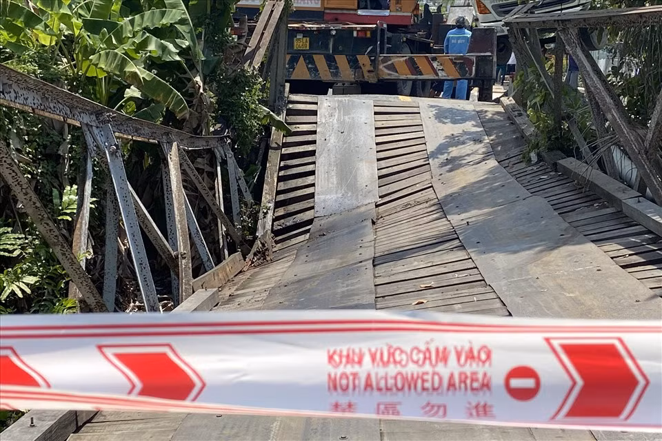 Ông Ngoan cũng thông tin thêm, đến trưa nay, chiếc xe gây tai nạn đã được đưa ra khỏi hiện trường. Hiện tại các đơn vị chức năng đã hướng dẫn phương tiện ô tô, xe gắn máy di chuyển qua tuyến đường Càng Đước - Vàm Bi (vị trí gần cầu bị sập) để lưu thông. Bên cạnh đó, Phòng Kinh tế hạ tầng đang triển khai bắt cầu tạm để người dân xung quanh khi vực này có thể lưu thông tạm. Đến thời điểm hiện tại việc lưu thông cơ bản đã được bố trí thuận lợi.