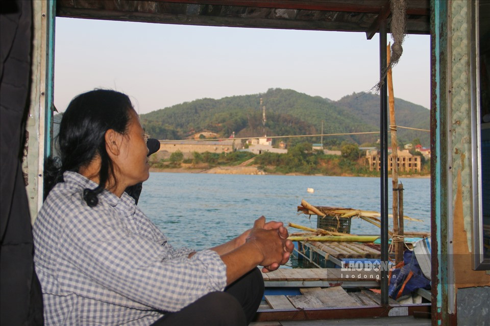 Người dân làng chài vẫn mong ước có một chỗ ở ổn định trên bờ, giúp con cái họ có không gian an toàn để phát triển. 