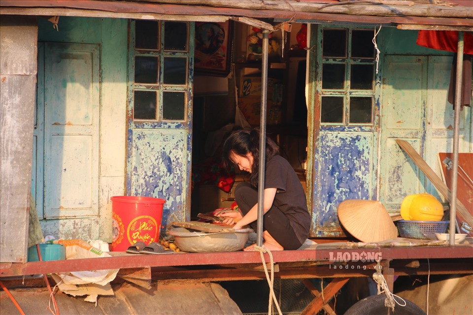 Vào mỗi buổi chiều là lúc cuộc sống làng chài trở nên nhộn nhịp hơn bao giờ hết. Trẻ con nô đùa, người lớn chuẩn bị bữa tối.