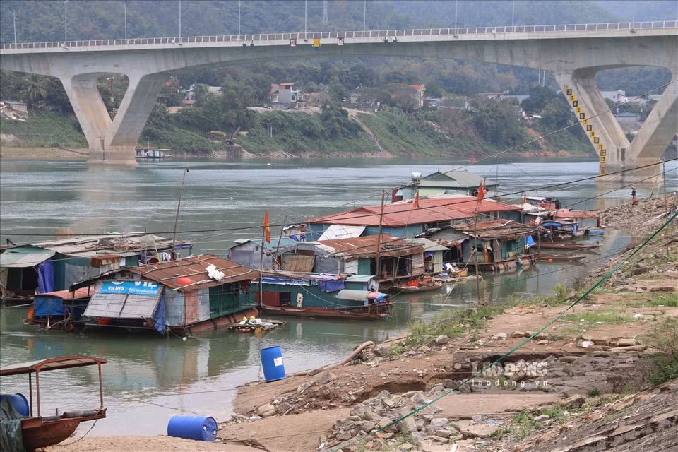 Làng chài có tất cả 72 hộ dân với 247 nhân khẩu, sống trên những chiếc bè nổi lênh đênh trên dòng nước. Họ sống chủ yếu bằng nghề nuôi trồng và đánh bắt thuỷ sản. 
