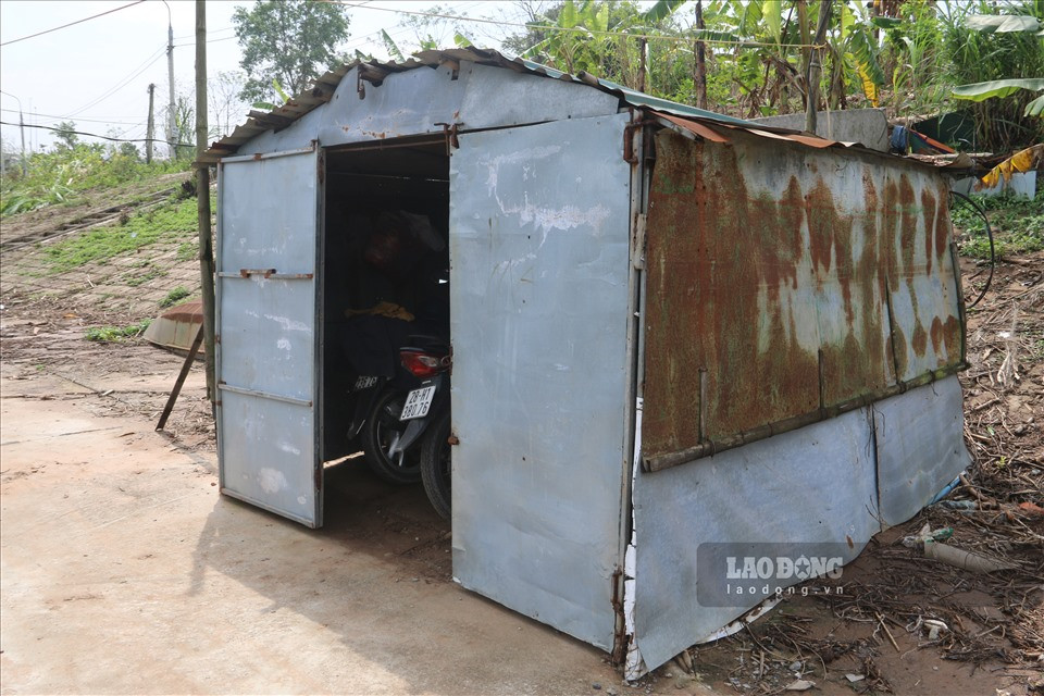 Theo ông Ngô Văn Thông - Trưởng xóm vạn chài, ở thời điểm trước Tết nguyên đán, ở đây thường xuyên xảy ra tình trạng trộm vặt. Chính vì thế, để chắc chắn hơn, nhiều gia đình đã góp tiền mua tôn dựng lên những căn nhà xe nhỏ, có cửa khoá chắc chắn. 